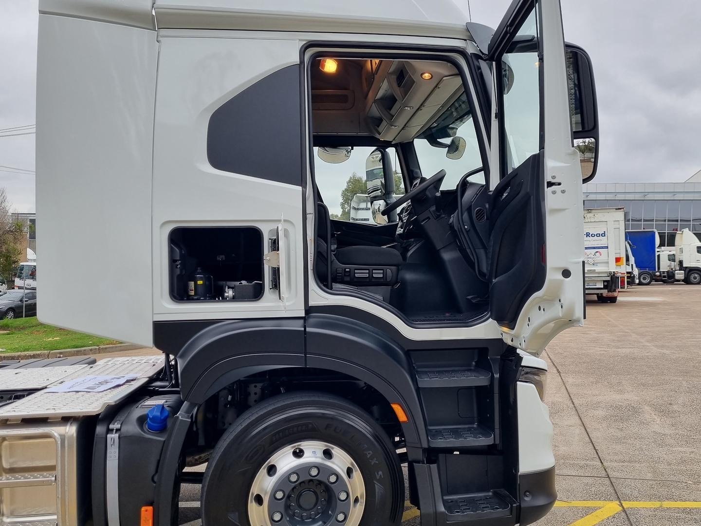 2025 Iveco S-Way AT600 460HP image 17