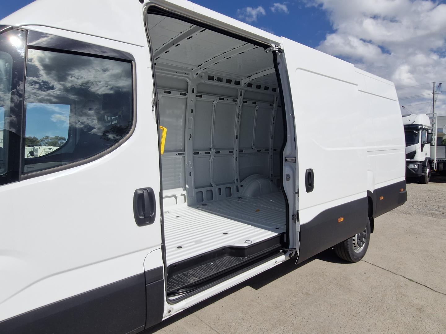 2026 Iveco Daily 42S18V image 11