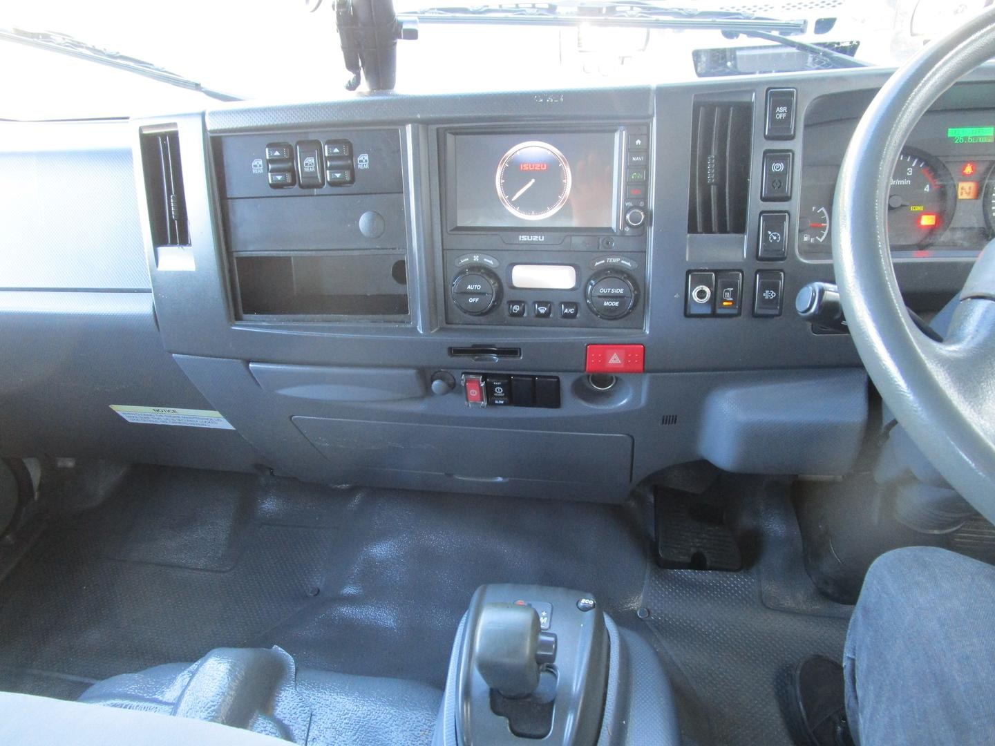 2013 Isuzu N Series NPR 400 Premium image 24