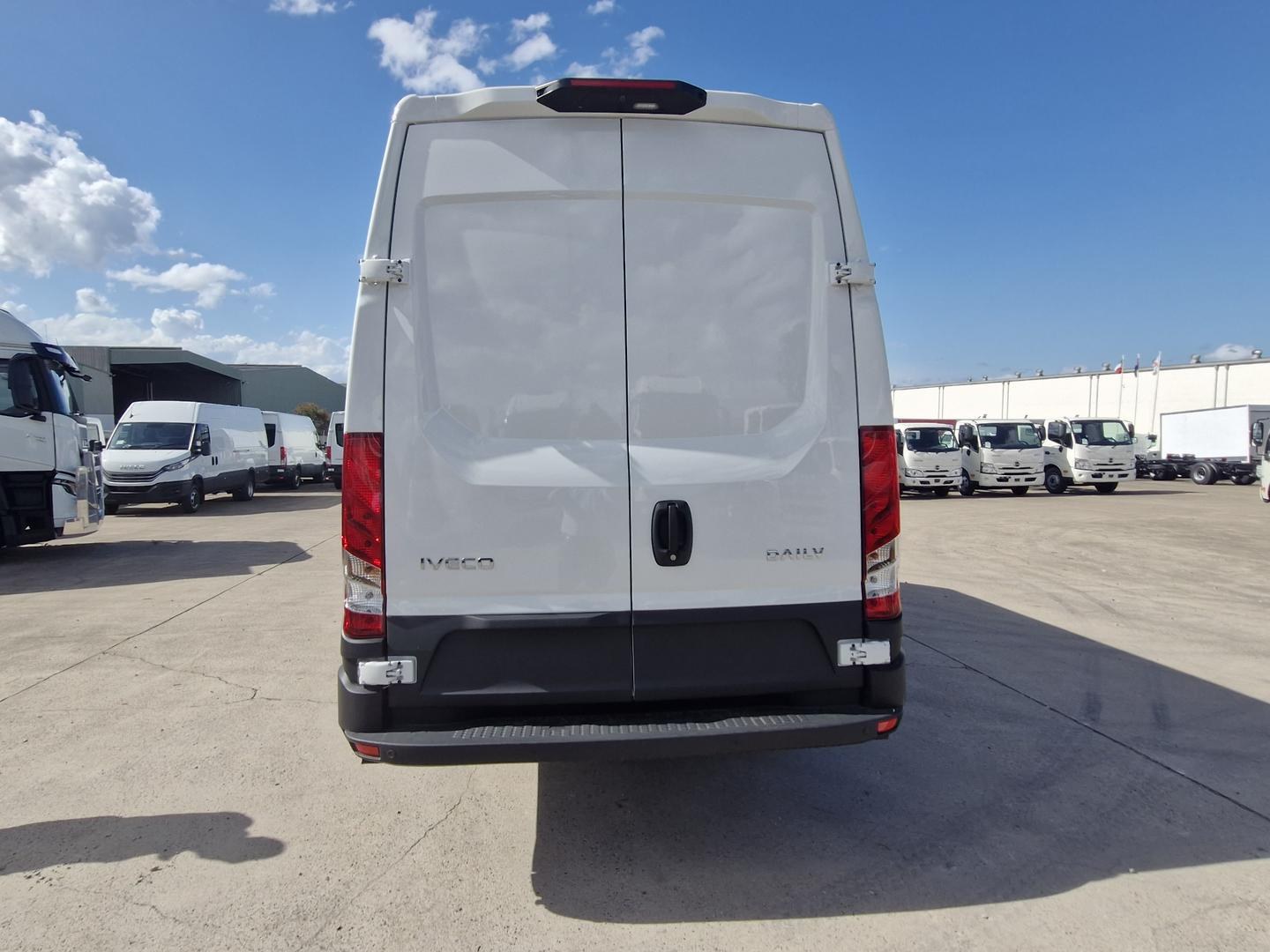 2026 Iveco Daily 42S18V image 13