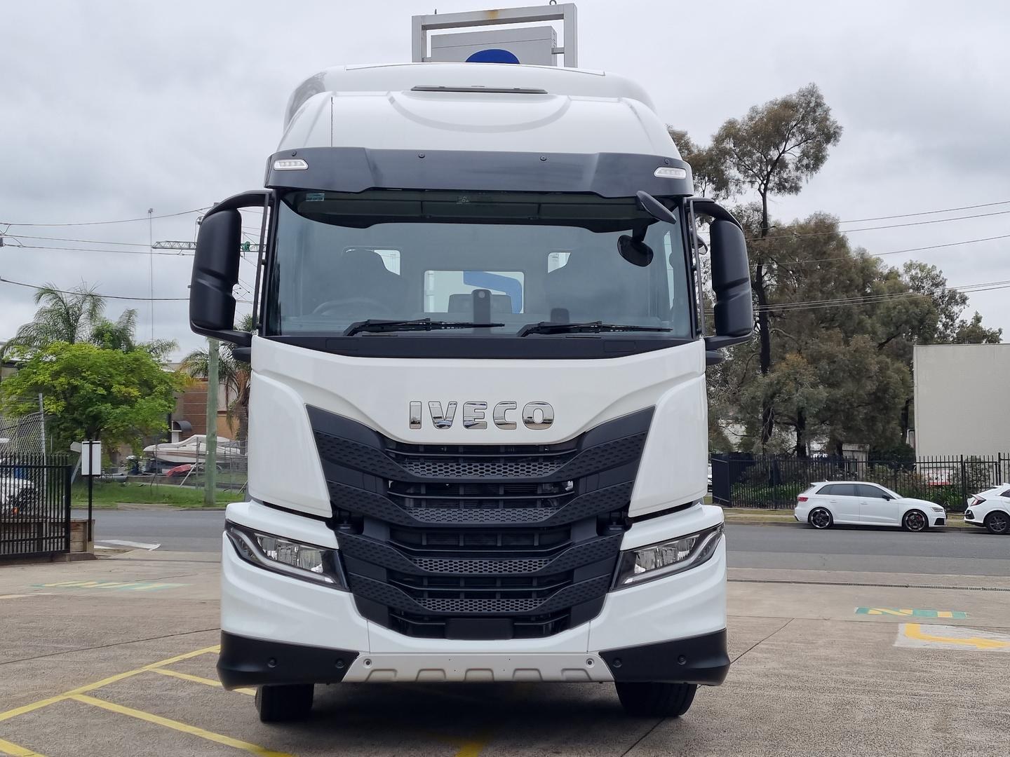 2025 Iveco S-Way AT600 460HP image 3