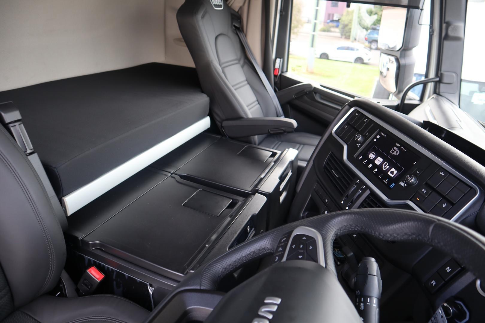 2025 Iveco S-Way AS700 image 12