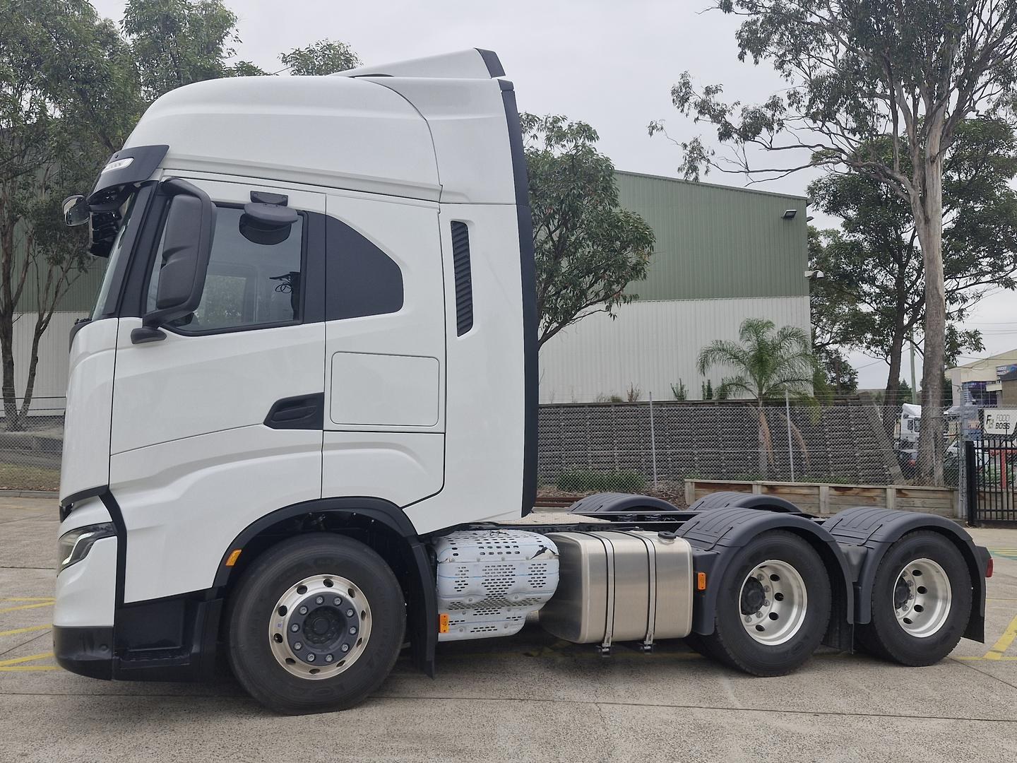 2025 Iveco S-Way AS700 image 3