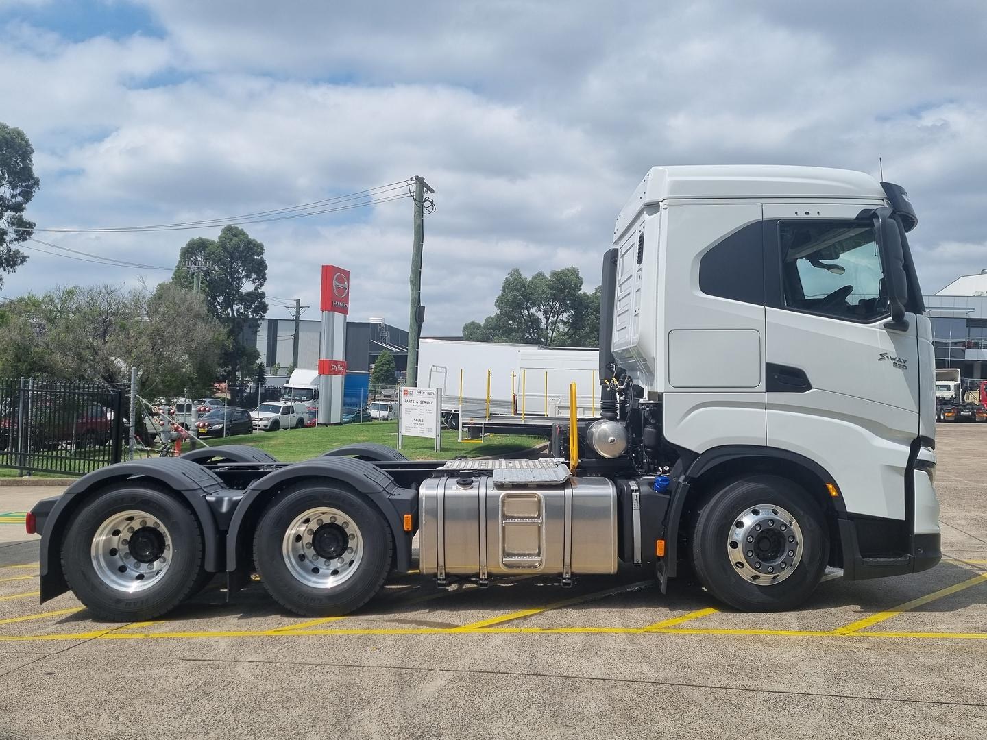 2026 Iveco S-Way AS700 image 10
