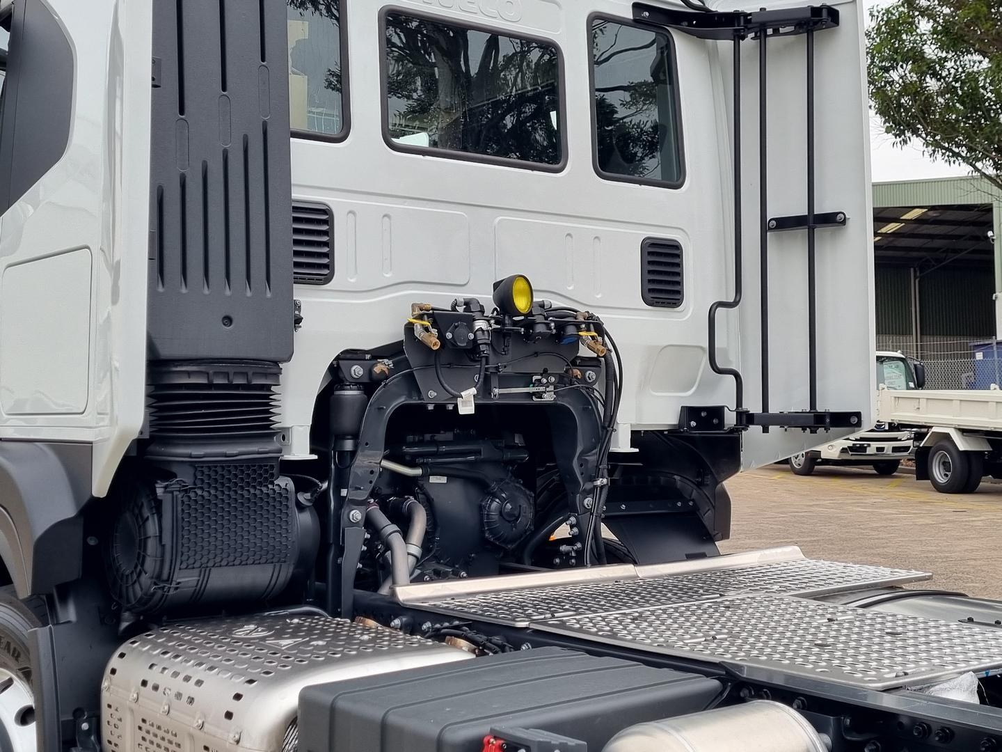 2025 Iveco S-Way AT600 460HP image 15
