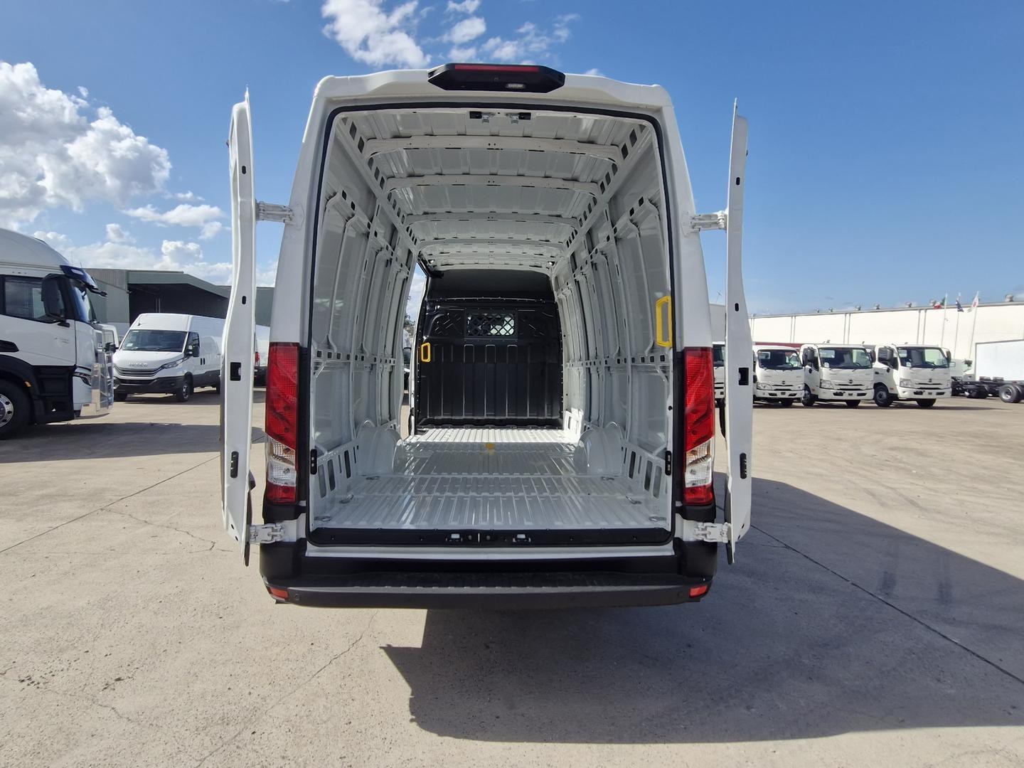 2026 Iveco Daily 42S18V image 14