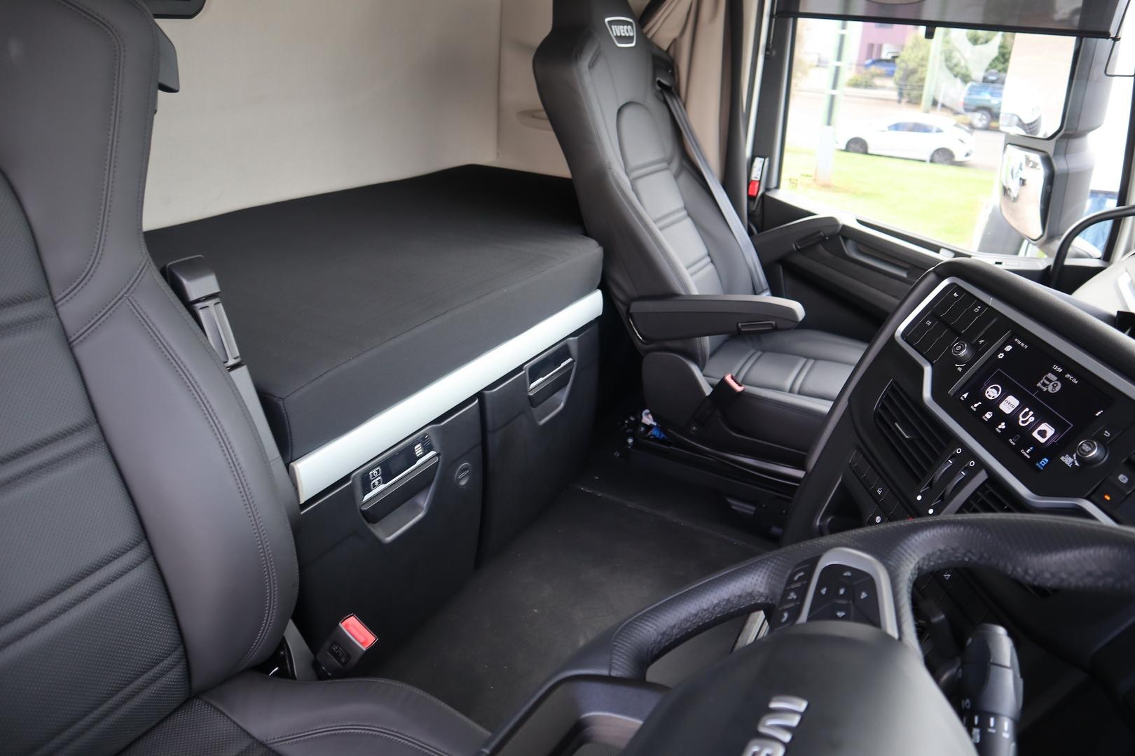 2024 Iveco S-Way AS700 image 10