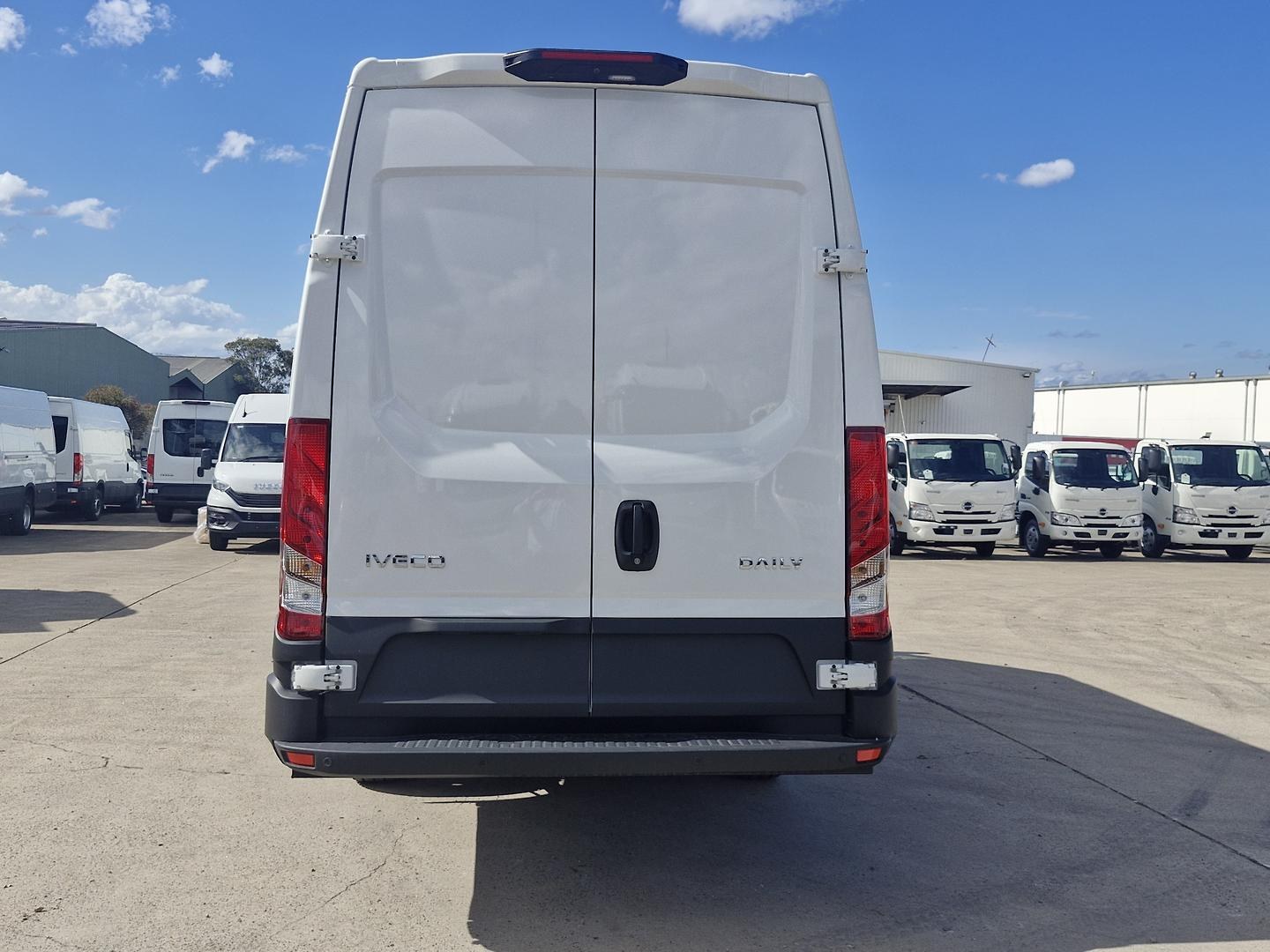 2026 Iveco Daily 42S18V image 6