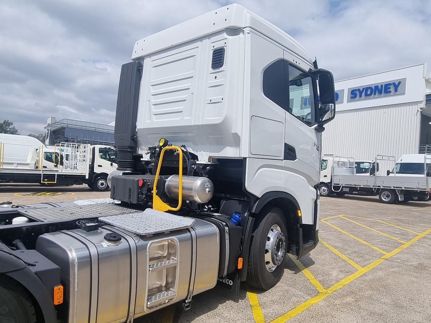 2026 Iveco S-Way AS700 image 11