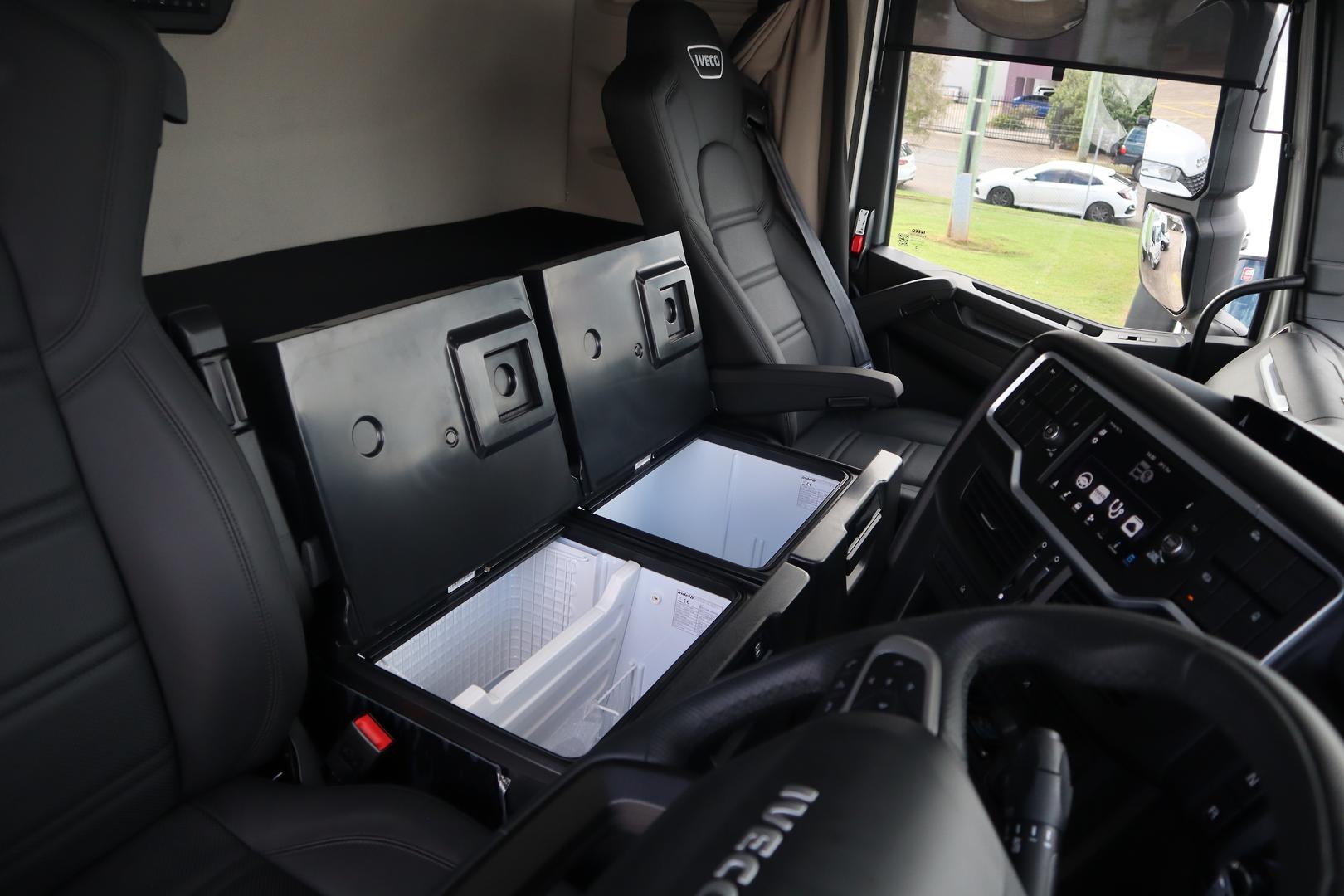 2024 Iveco S-Way AS700 image 12