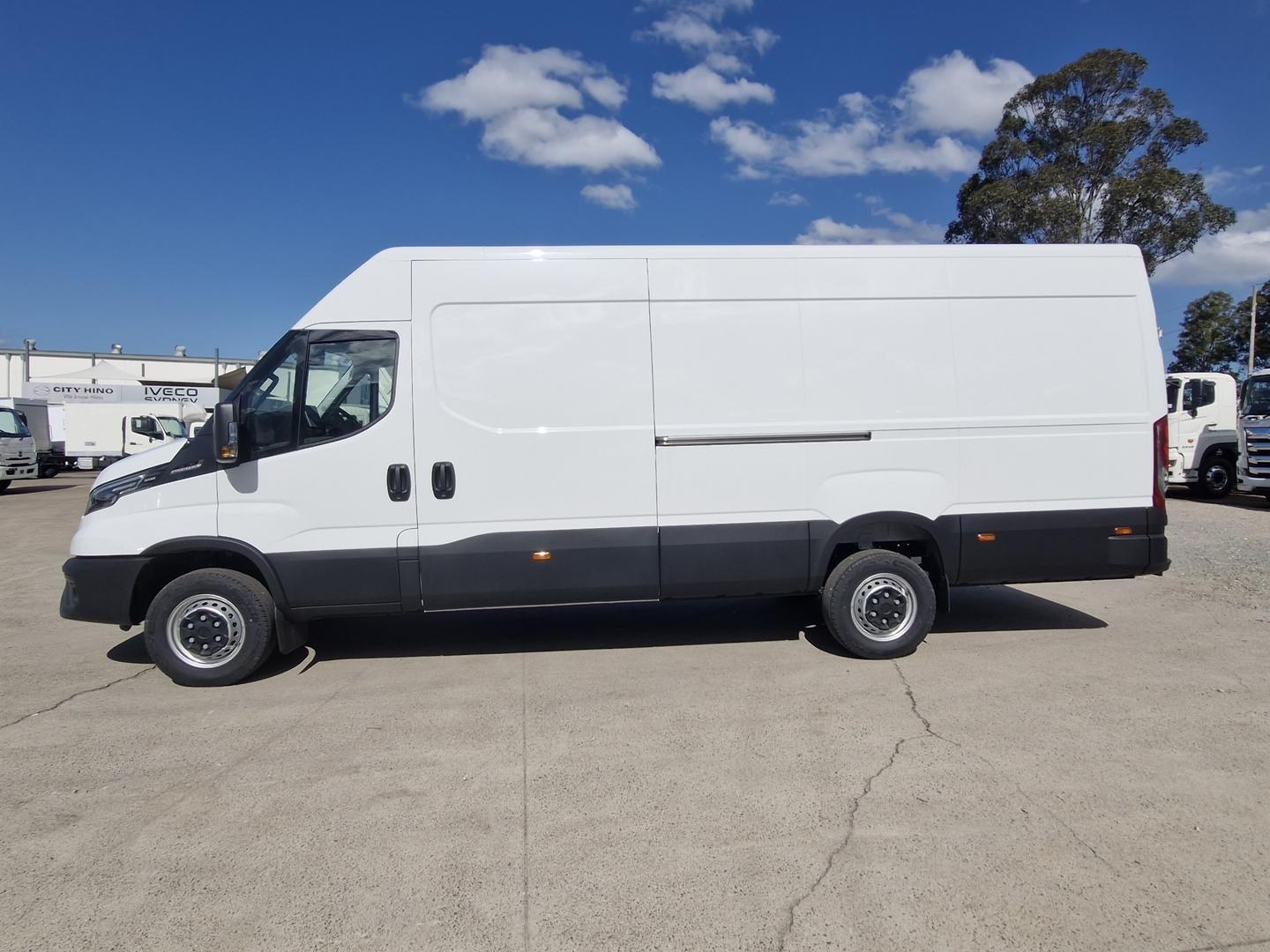 2026 Iveco Daily 42S18V image 4