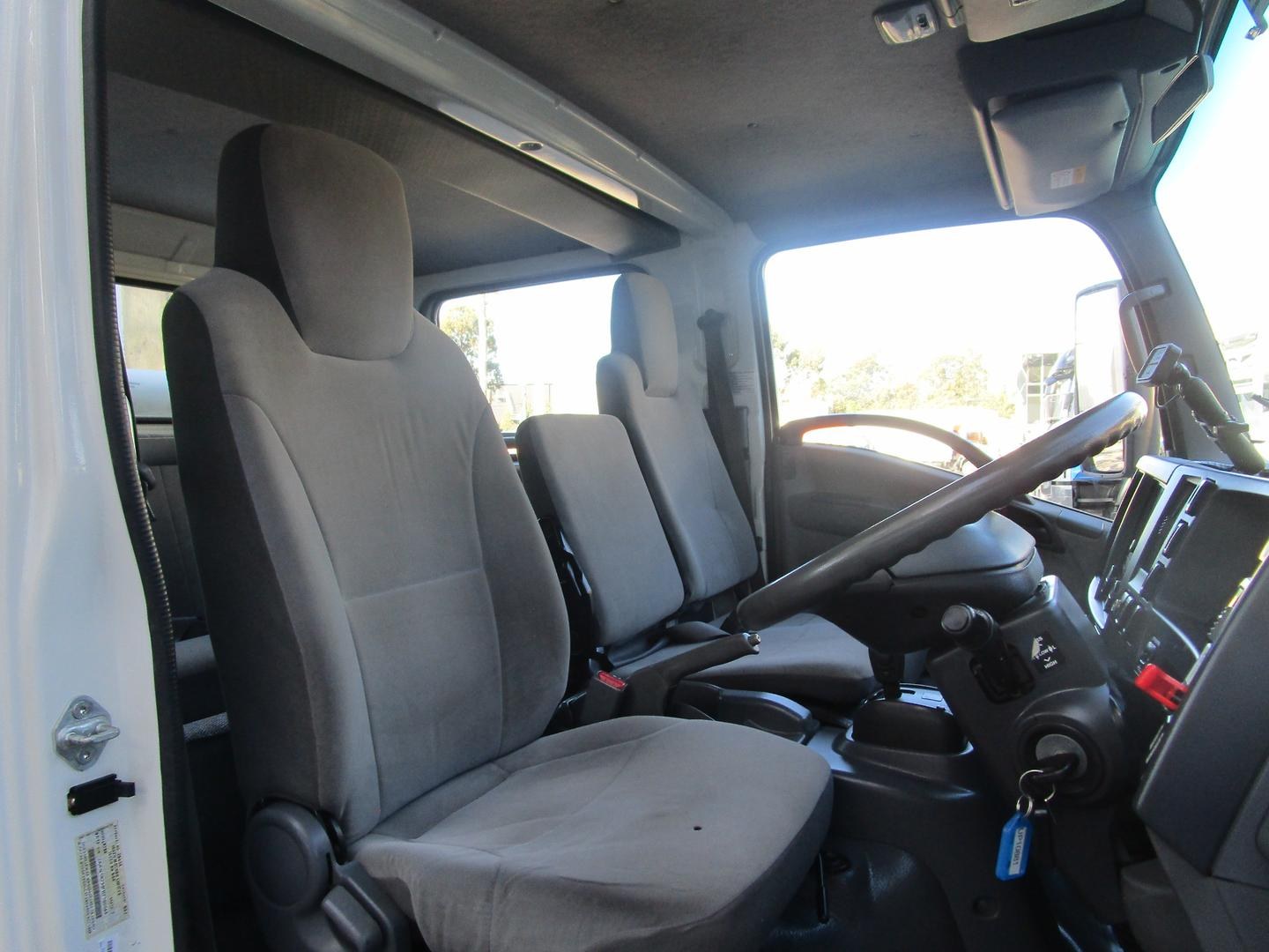 2013 Isuzu N Series NPR 400 Premium image 27