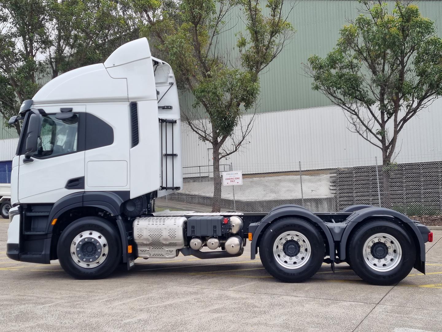 2025 Iveco S-Way AT600 460HP image 9
