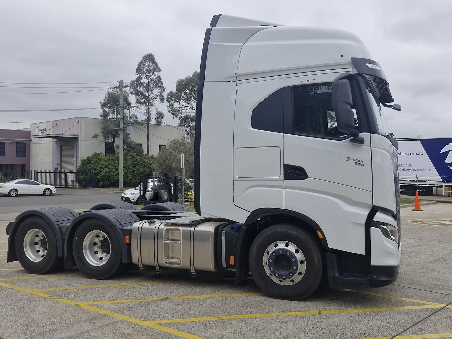 2025 Iveco S-Way AS700 image 8