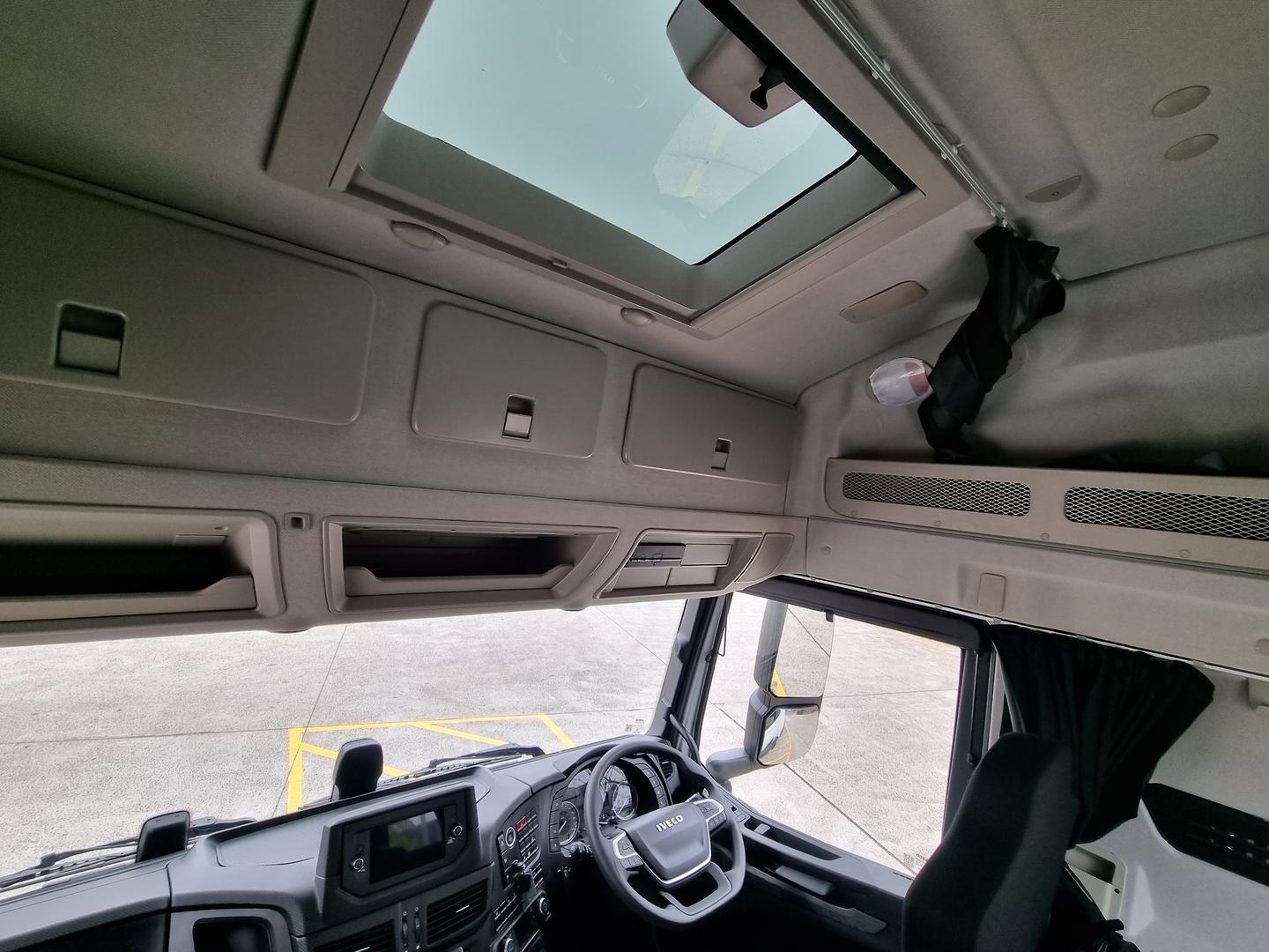 2025 Iveco S-Way AT600 460HP image 28