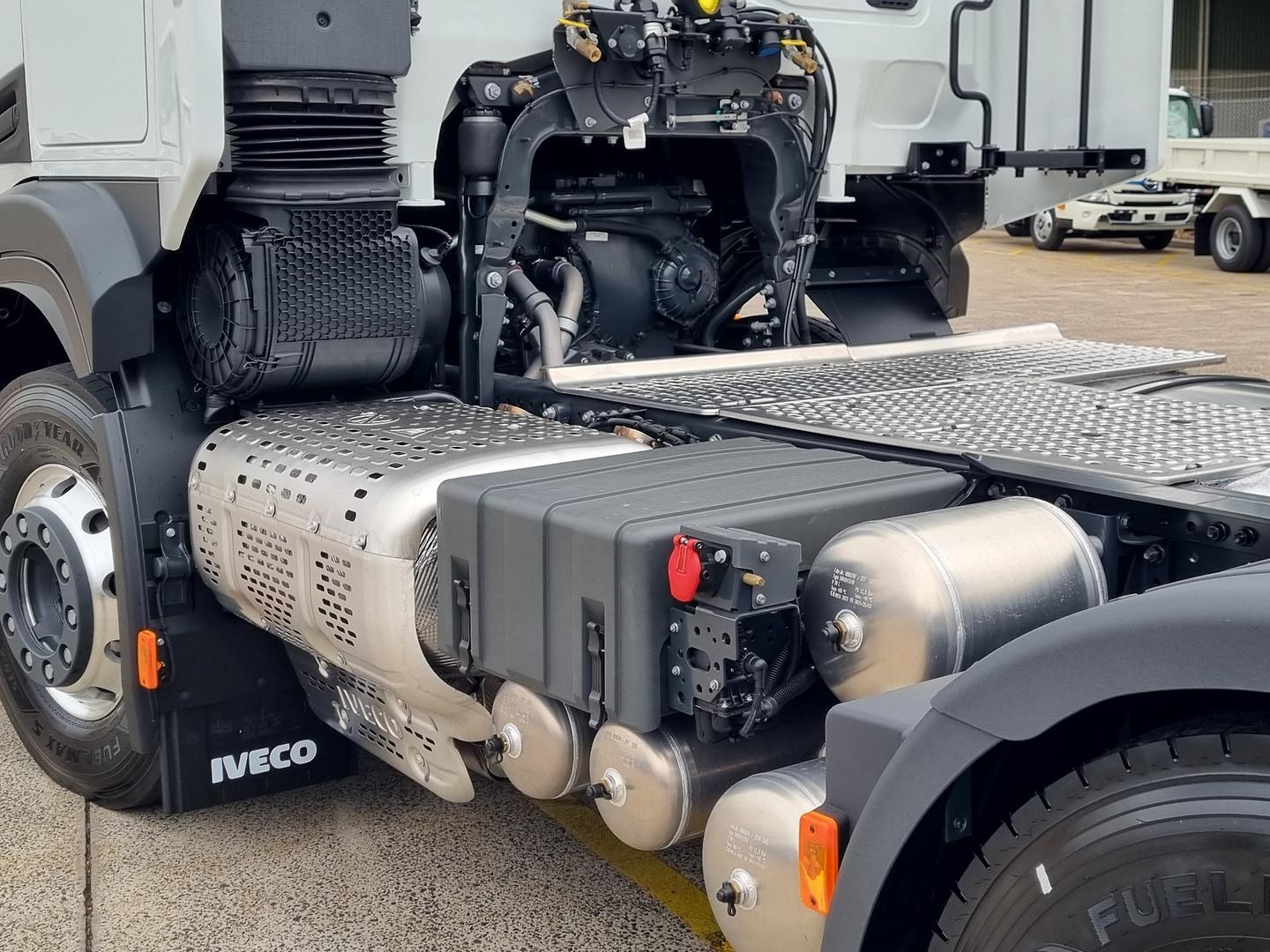 2025 Iveco S-Way AT600 460HP image 13