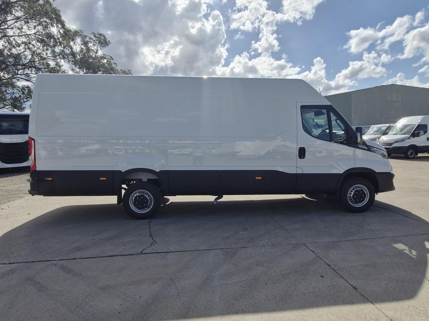 2026 Iveco Daily 42S18V image 8